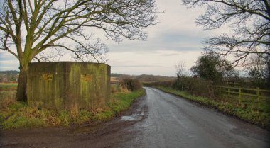 Wirral UK 'de 2. Dünya Savaşı' ndan kalma terk edilmiş, savunma amaçlı bir ilaç kutusu..