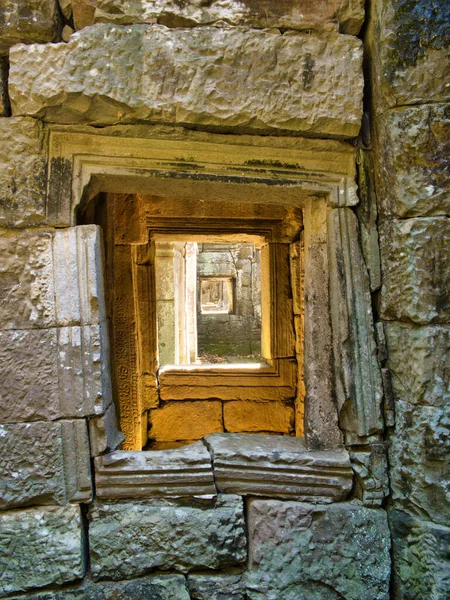 Uma Fileira Janelas Ruínas Templo Antigo Local Khmer Angkor Thom — Fotografia de Stock