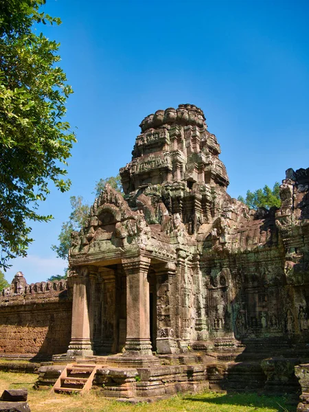 Kamboçya 'daki Siem Reap yakınlarında Angkor Thom antik Khmer sahasında tapınak kalıntıları var..