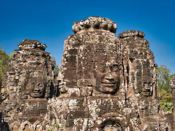 Rostros Piedra Gigantes Ruinas Del Templo Antiguo Sitio Khmer Angkor — Foto de Stock