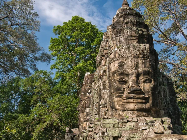 カンボジアのシェムリアップのアンコールトムの勝利ゲート近くにある巨大な石の顔像 — ストック写真