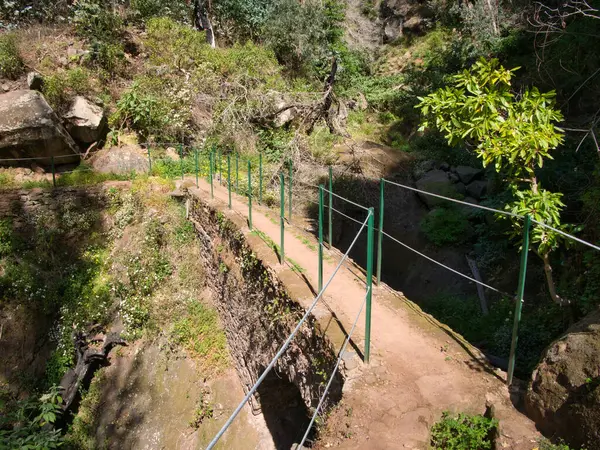 Una Cerca Seguridad Cable Acero Protege Los Turistas Excursionistas Una — Foto de Stock