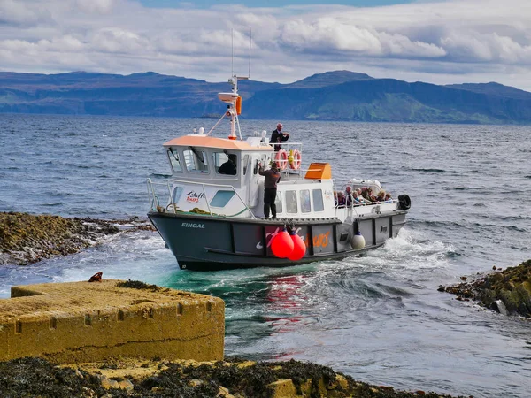 スタッフ旅行の観光船フィンガルは 観光客を乗せて 英国スコットランドのヘブリディーズ諸島のスタッファ島に係留しています — ストック写真