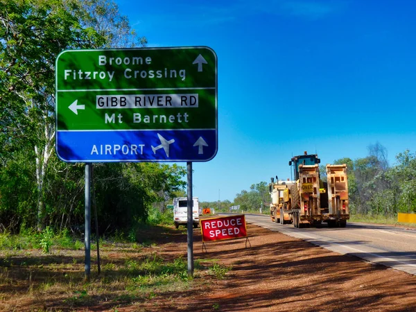 Ein Hinweisschild Auf Dem Derby Highway Etwa 5Km Südlich Der Stockfoto