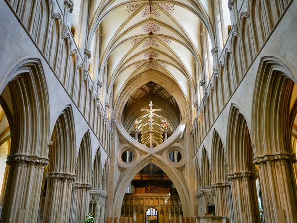 Andreaskreuz Und Kruzifix Unter Dem Turm Der Wells Cathedral Die Stockfoto