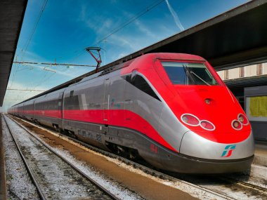 Trenitalia (ulusal demiryolu operatörü, İtalya) Frecciarossa (kırmızı ok) yüksek hız treni güneşli bir günde Venedik 'teki istasyonda bekliyor..
