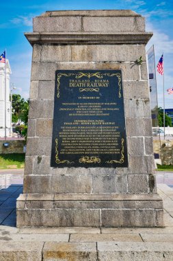 Quaianlagen rıhtımından çekilen Zürih / Zürih Gölü 'nde sakin ve bulutsuz bir sonbahar gününde gün batımında çekilen tekneler.