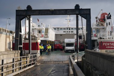 Quaianlagen rıhtımından çekilen Zürih / Zürih Gölü 'nde sakin ve bulutsuz bir sonbahar gününde gün batımında çekilen tekneler.