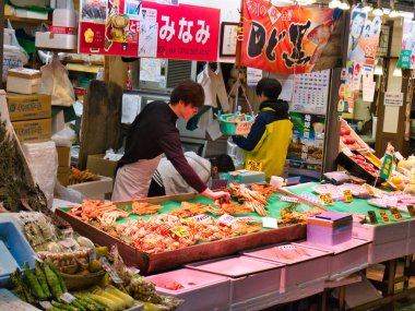 Japonya, Kanazawa 'daki Omicho Market' te satılık taze yengeç.
