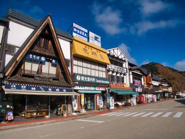 Kiso Fukushima 'nın merkezi, Kiso Vadisi, Japonya. Yerel bir kafe restoranı ve turizm bürosu ile diğer yerel dükkanlar gösterilir..