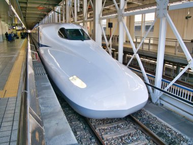 Bir Japon shinkansen mermisi treni kalkıştan önce Hakata İstasyonu 'nda (Fukuoka) bekliyor..