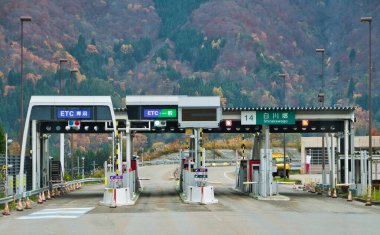 Japonya 'da, Kanazawa yolu üzerinde Shirakawago yakınlarındaki bir yol gişesinde gişelere / maaş bordrolarına ödeme yapın.