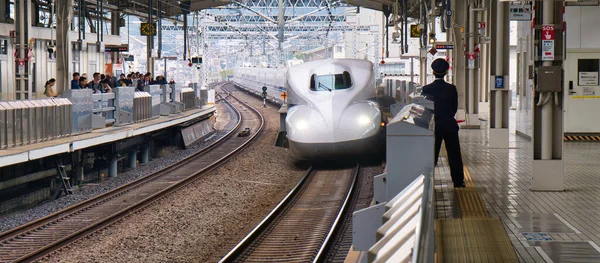 Trem Bala Shinkansen Para Hakata Chega Estação Kanazawa Enquanto Guarda — Fotografia de Stock