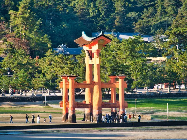 Turistas Visitam Maciço Santuário Itsukushima Portão Torii Ilha Miyajima Japão — Fotografia de Stock