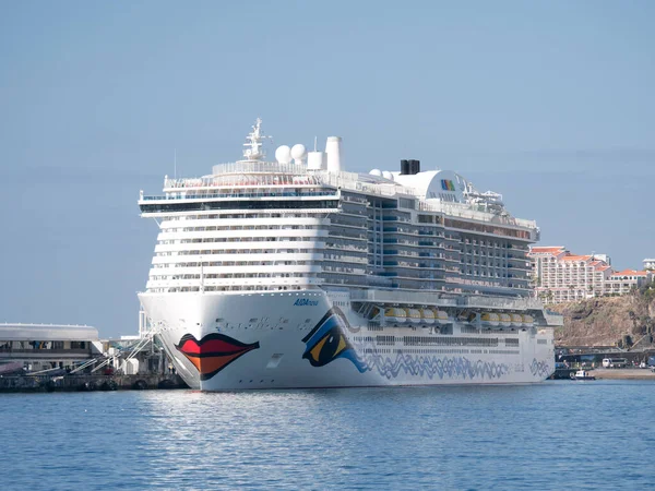 Das Kreuzfahrtschiff Aida Nova Hafen Von Funchal Vor Blauem Himmel lizenzfreie Stockbilder