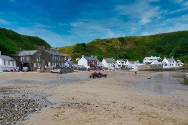 Galler 'in Llyn Yarımadası' ndaki Porthdinllaen köyündeki sahil ve binalar, yazın güneşli bir günde çekilmiş - popüler Ty Coch Inn 'in