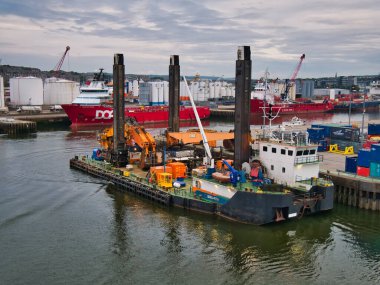 Goliath kepçesi, İskoçya 'nın Aberdeen limanında demirli. Bu gemi, bir duba üzerine monte edilmiş hidrolik bir kazıcı içeren bir tür mekanik tarama ekipmanı..