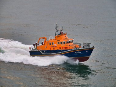 Aberdeen RNLI filika denizde, hızla yol alıyor - bu Severn sınıfı, kendi kendini düzelten, 7 kişilik mürettebatı olan bir cankurtaran botu..