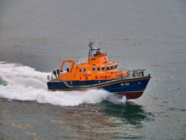 Aberdeen RNLI filika denizde, hızla yol alıyor - bu Severn sınıfı, kendi kendini düzelten, 7 kişilik mürettebatı olan bir cankurtaran botu..