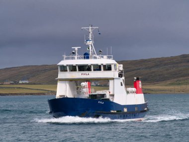 Bluemull Sound 'da bulunan Fivla feribotu, İngiltere' nin Shetland kentindeki Unst adasındaki Yell ve Belmont adalarındaki Gutcher adaları arasında yer almaktadır. Fivla 'nın arka rampası, ön rampası ve ön güneşliği olan bir araba güvertesi var.
