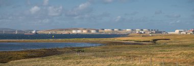İngiltere 'nin Shetland kentindeki Sullom Voe Petrol Terminali ve Benzin Santrali - Kuzey Denizi ve Doğu Shetland Havzası' ndaki petrol sahalarından üretilen tesis, tankerle taşınmadan önce petrol depoluyor..