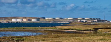İngiltere 'nin Shetland kentindeki Sullom Voe Petrol Terminali ve Benzin Santrali, Kuzey Denizi ve Doğu Shetland Havzası' ndaki İngiliz petrol sahalarının üretimiyle ilgileniyor..