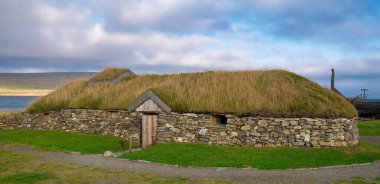 Haroldswick, Unst, Shetland, İskoçya yakınlarındaki Viking Uzunevi yeniden inşa edildi.