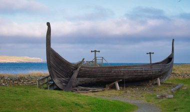 Skidbladner. 1880 'de Norveç' te bir Viking mezarlığında bulunan bir Viking gemisinin tam boyutlu kopyası. Kopya, Haroldswick yakınlarında Shetland, İskoçya, İngiltere 'deki Unst adasında sergileniyor..