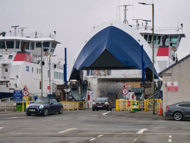 MV Daggri, bir roll-off feribot, İskoçya, Shetland 'daki Yell adasına vardıktan sonra araçları indirir. 2003 'te inşa edilen feribot Yell' de Ulsta ile Anakara 'da Toft arasında gidiyor..