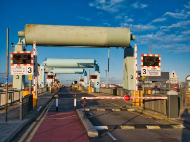 Cardiff Barrage Cardiff, Galler, İngiltere 'de, büyük gemilerin giriş ve çıkışına izin vermek için yükseltilebilecek bazkül köprüleri gösteriyor..