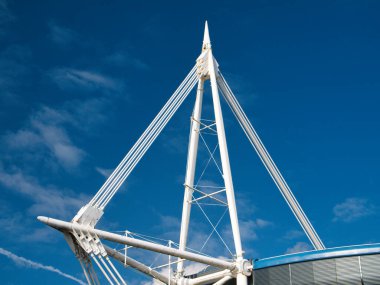 Cardiff Millennium / Principality Stadyumu 'ndaki dört beyaz halat direğinden biri - dört direğin yüksekliği 94 metre - Cardiff, Galler, İngiltere' de
