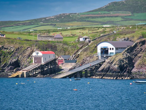 Stacje Ratownicze Davids Rnli Pembrokeshire Walii Pokazujące Stare Nowe Budynki — Zdjęcie stockowe