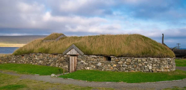 Das Rekonstruierte Viking Longhouse Der Nähe Von Haroldswick Unst Shetland Stockbild