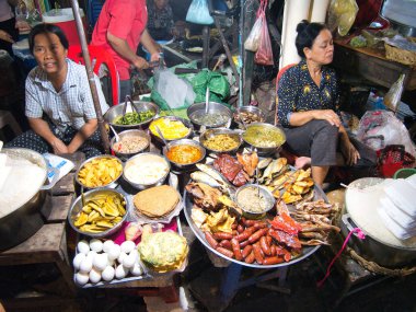 Akşam Phnom Penh, Kamboçya 'da taze pişmiş sokak yemekleri satılıyor..