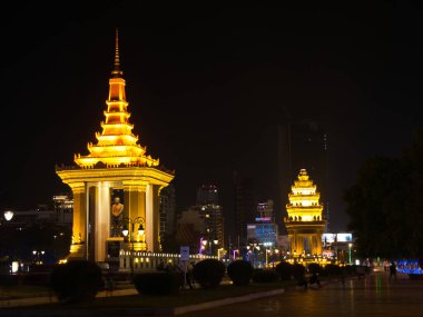 Arkasında Bağımsızlık Anıtı olan Norodom Sihanouk Anıtı 'nın gece manzarası..