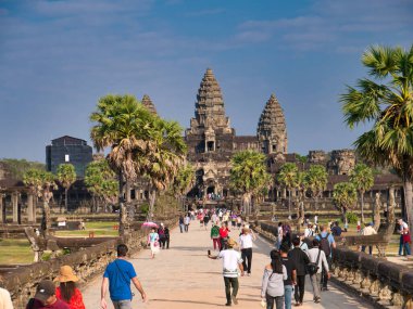 Siem Reap, Kamboçya - 5 Aralık 2019: Turistler Kamboçya 'daki Siem Reap yakınlarındaki Angkor Wat kompleksinde tapınak kalıntılarına yaklaşıyorlar.
