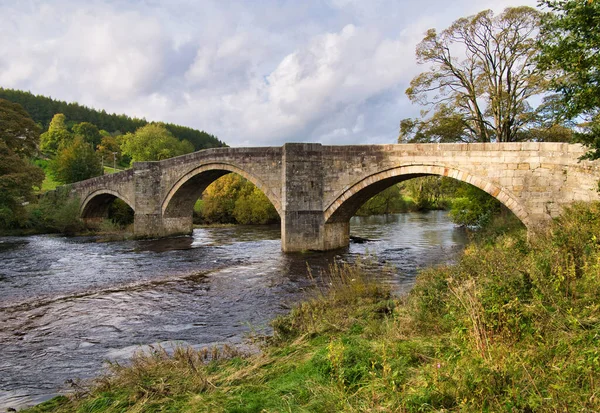 Barden Bridge Attraente Ponte Tre Arcate Che Attraversa Fiume Wharfe — Foto Stock