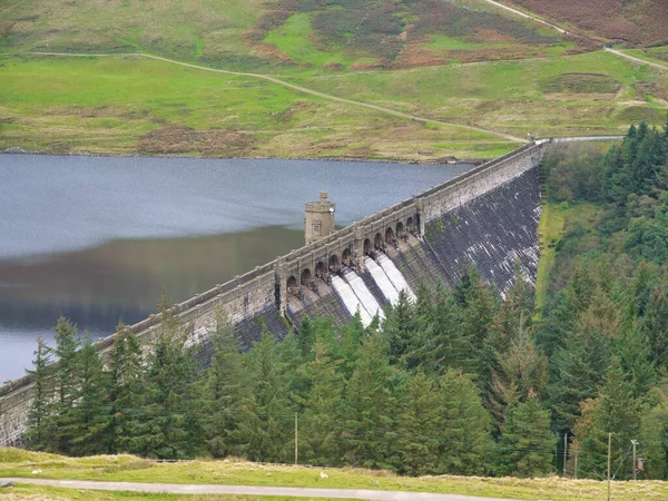 英国ヨークシャー州ニダーデールにあるスカーハウス貯水池の石ダム 貯水池の建設は1921年に開始され 完了するまでに15年かかり ブラッドフォー市に水を供給することでした — ストック写真