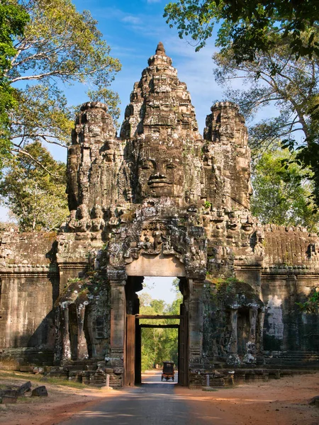 Tuc Tuc Pasa Bajo Majestuosa Puerta Victoria Angkor Thom Cerca — Foto de Stock