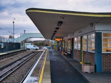 Hoylake İstasyonu, İngiltere 'nin kuzeybatısındaki Liverpool' un merkezi olduğu bölgesel bir banliyö ağı olan Merseyrail demiryolu taşıma ağında yer almaktadır..