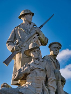 Bir İngiliz askeri, bir Koloni askeri ve bir İngiliz denizcisi New Brighton Savaşı Anıtı 'nın 1921' de Portland 'da dikildiği bildirildi..