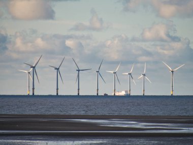 Mersey Estuary, New Brighton, Wirral / Liverpool 'daki Burbo Bank' ın rüzgar türbinleri dünyanın en büyüklerinden..