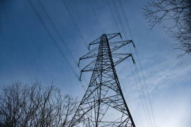 Kışın yüksek voltajlı elektrik iletim pilonu. Birleşik Krallık 'taki kablolarla elektrik dağıtımı için ulusal şebekenin bir parçası..