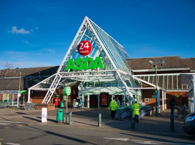 Walmart 'taki Bromborough mağazasının ön cephesi, İngiltere' nin kuzeyinde şehir dışındaki bir perakende parkında bulunan ASDA İngiliz süpermarket zincirine aitti..