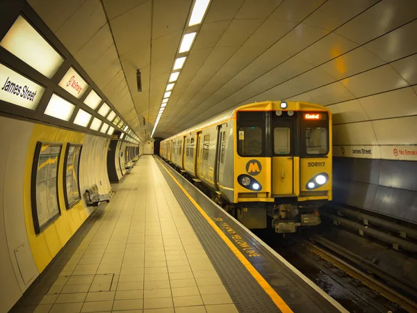 Train Merseyrail Arrive Station Métro James Street Liverpool Personne Attend — Photo