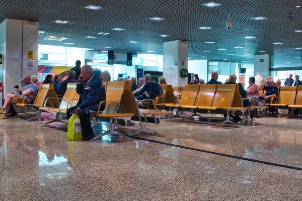 Resenärer Väntar Vid Flygplats Avgång Gate Innan Går Ombord Sitt — Stockfoto