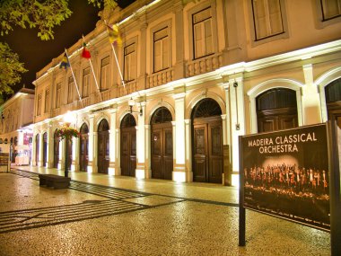 Madeira 'nın merkezindeki Avenida Arriaga' daki Baltazar Dias Tiyatrosu 'nun gece manzarası.