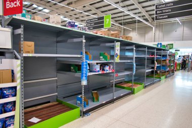 Coronavirus sağlık acil durumundan kaynaklanan panik alışverişi, İngiltere 'deki bir ASDA mağazasında boş süpermarket raflarına yol açıyor.