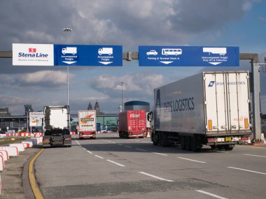 Stena Hattı 'na ulaşan yük kamyonları Liverpool' dan Birkenhead 'deki Mersey Nehri üzerindeki Belfast feribot terminaline gidip geliyor.