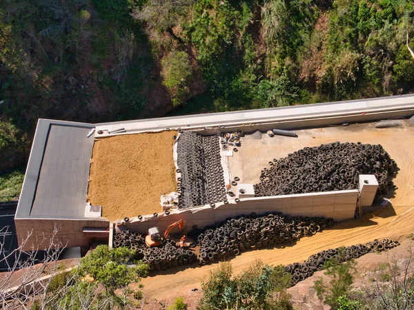 土木工程项目显示岩石棚屋的建造使用大量汽车轮胎形成缓冲层 以吸收坠落的岩石碎片所产生的能量 — 图库照片